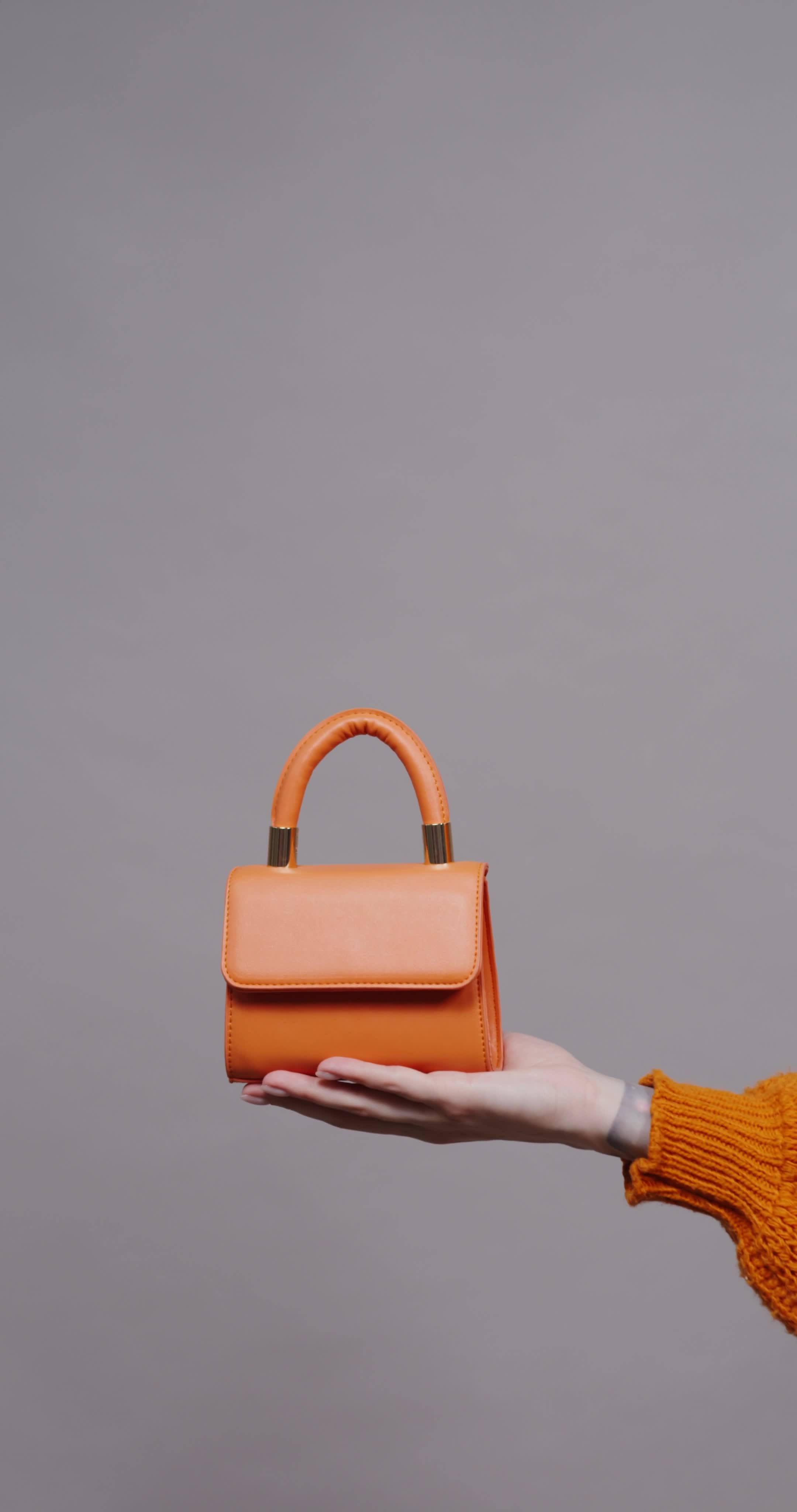 8798158-uhd_2160_4096_25fps