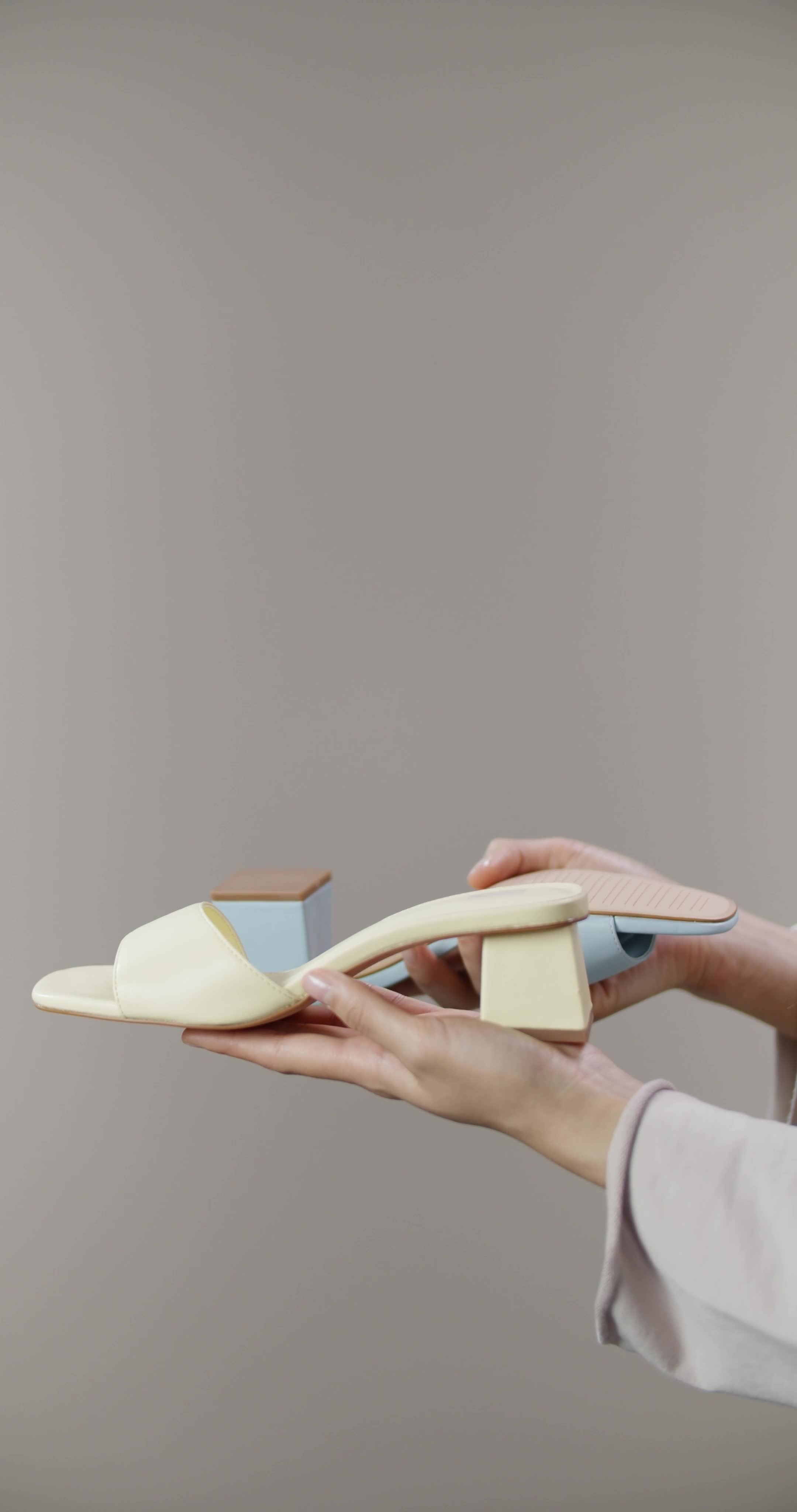 9595332-uhd_2160_4096_25fps